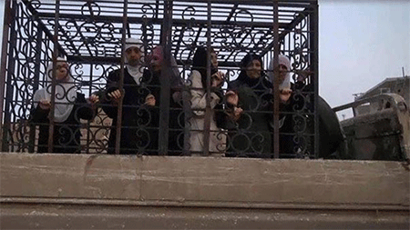 Grupo terrorista utiliza a civiles enjaulados como “escudos humanos”